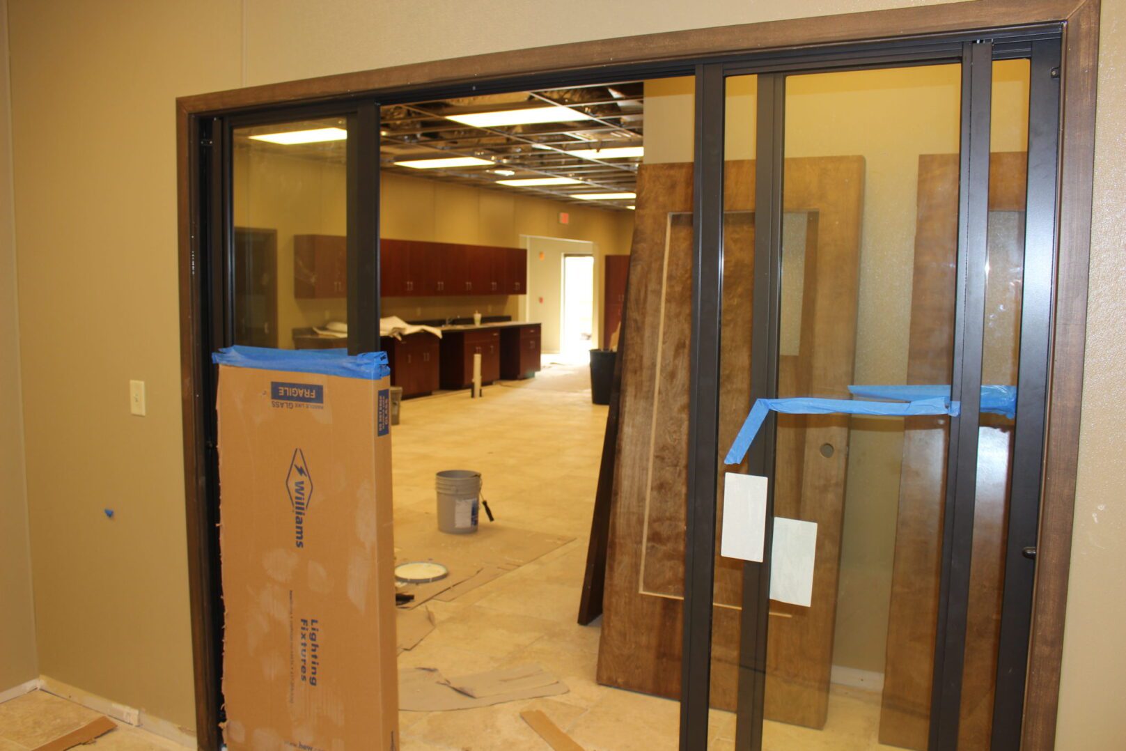 A room with many doors and windows in it